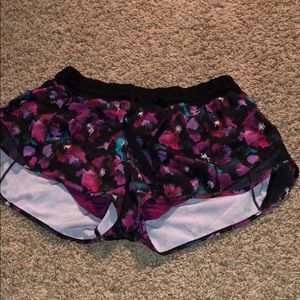 floral LULULEMON hotty hot 2.5” inseam